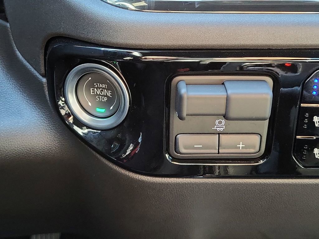 Used 2025 Chevrolet Silverado 1500 ZR2 w/ Technology Package image 17
