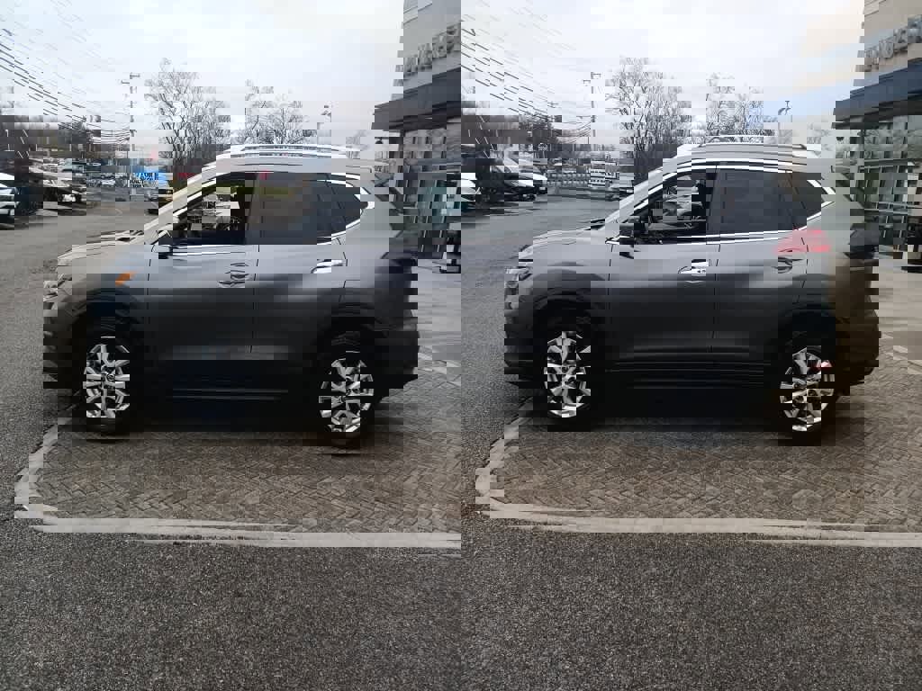 Used 2019 Nissan Rogue SV image 3