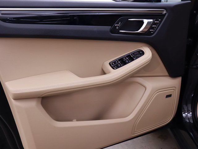 Used 2024 Porsche Macan AWD/4WD image 24