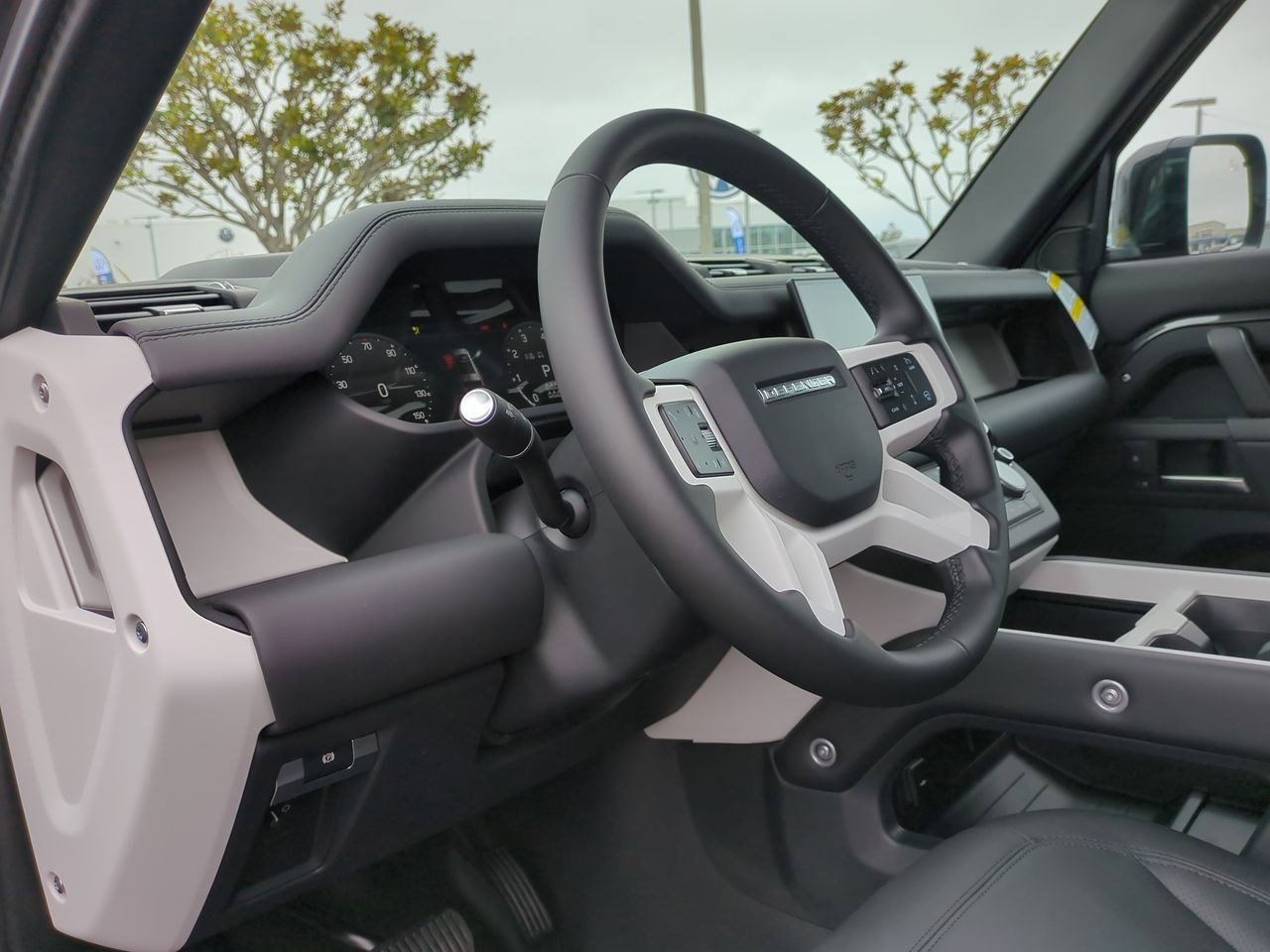 New 2025 Land Rover Defender 130 X-Dynamic SE image 9