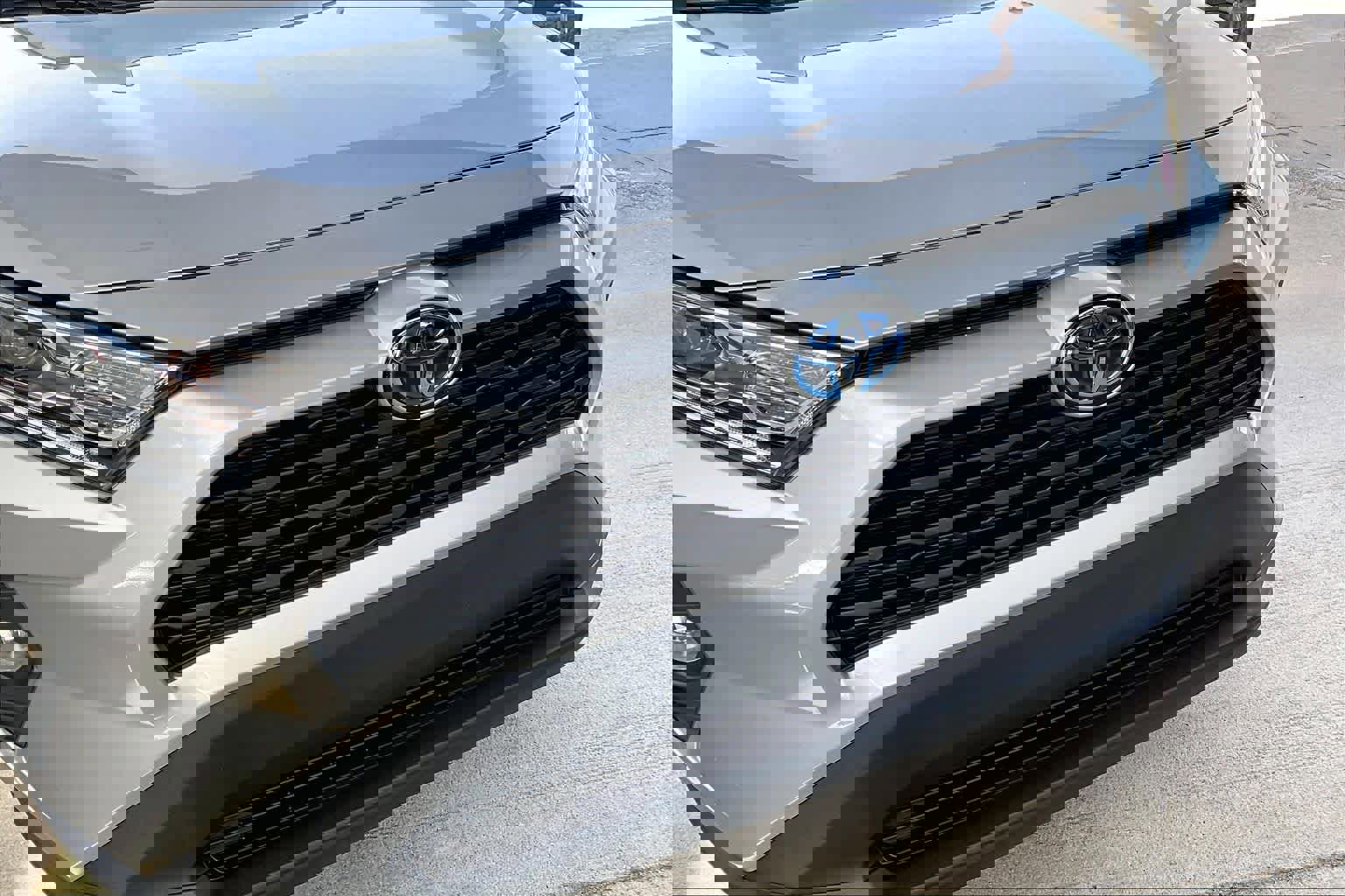 Used 2020 Toyota RAV4 XLE image 30