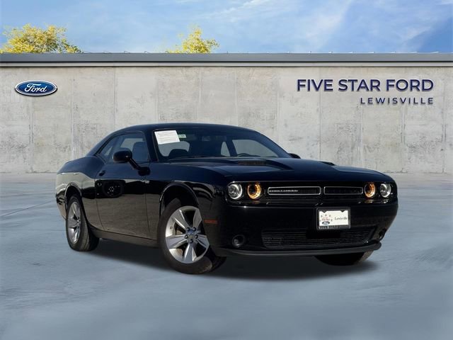 Used 2023 Dodge Challenger SXT image 2