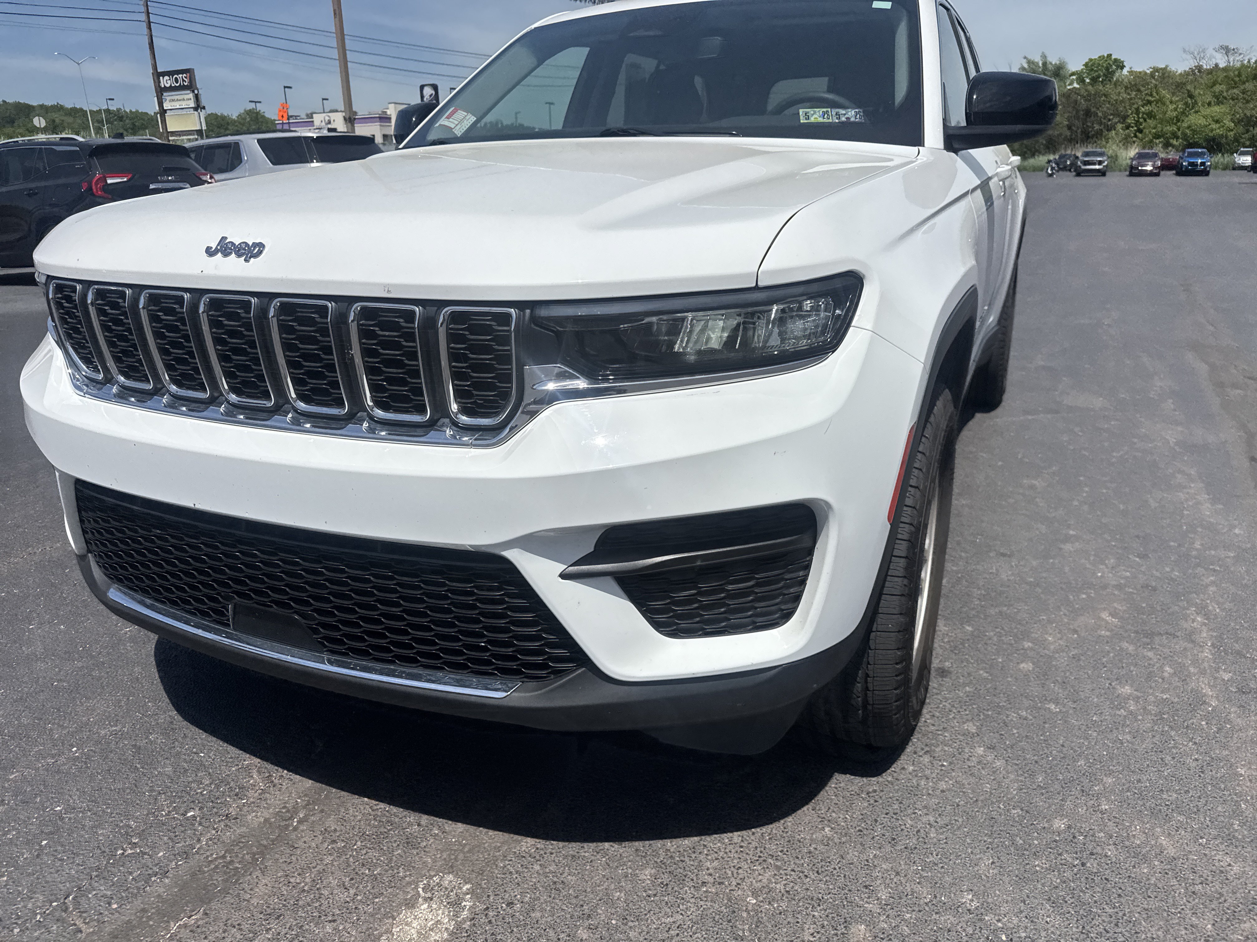 Used 2023 Jeep Grand Cherokee Laredo AWD/4WD image 10