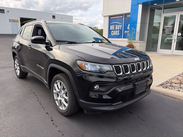 Used 2024 Jeep Compass Latitude AWD/4WD image 3