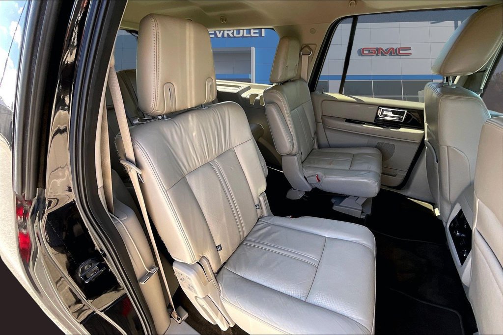 Used 2016 Lincoln Navigator L Select RWD image 28