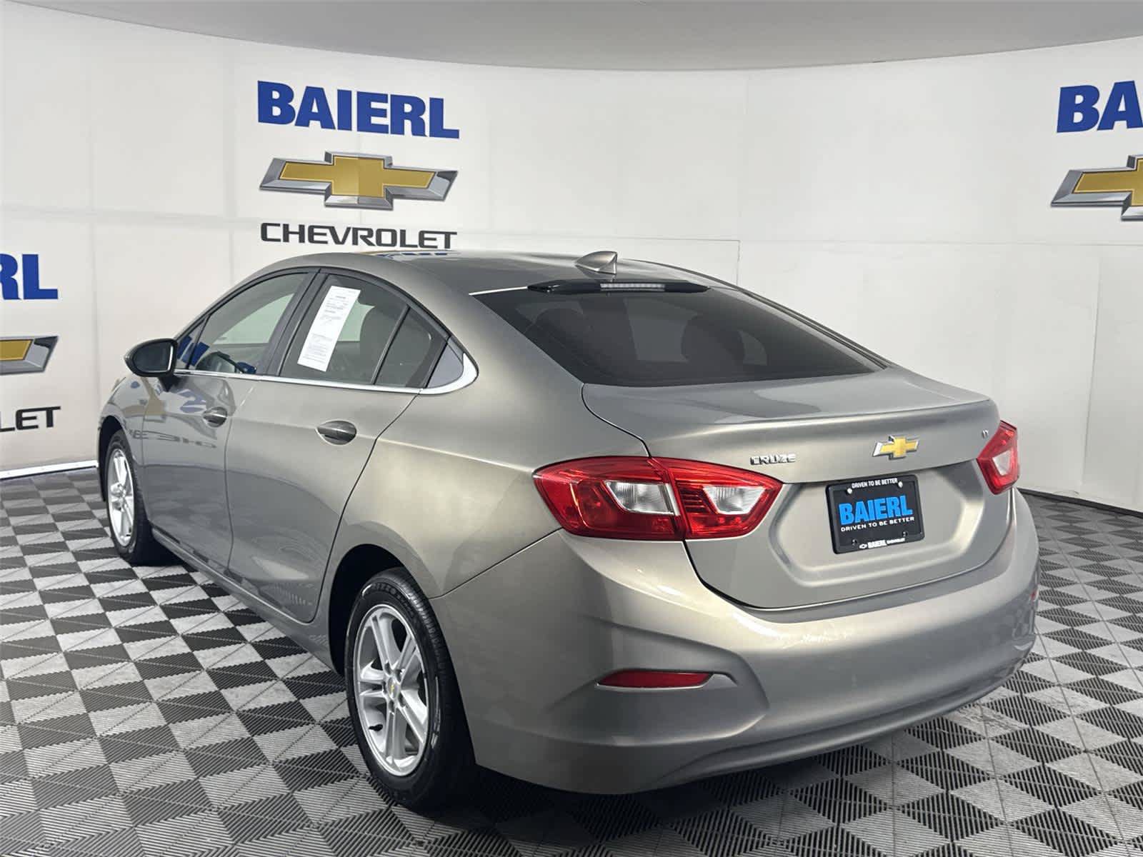 Used 2017 Chevrolet Cruze LT FWD image 3