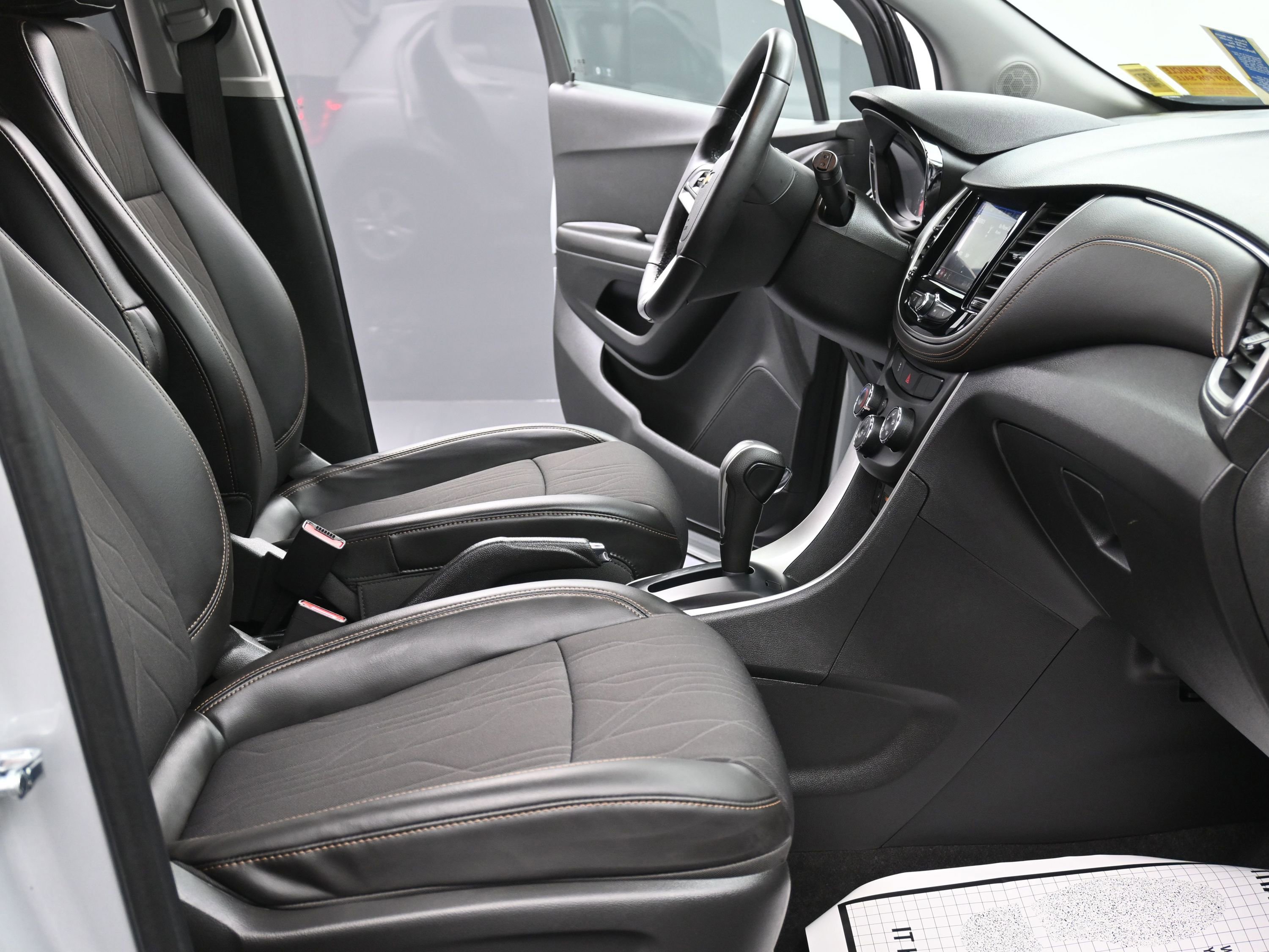 Used 2022 Chevrolet Trax LT w/ LT Convenience Package image 30