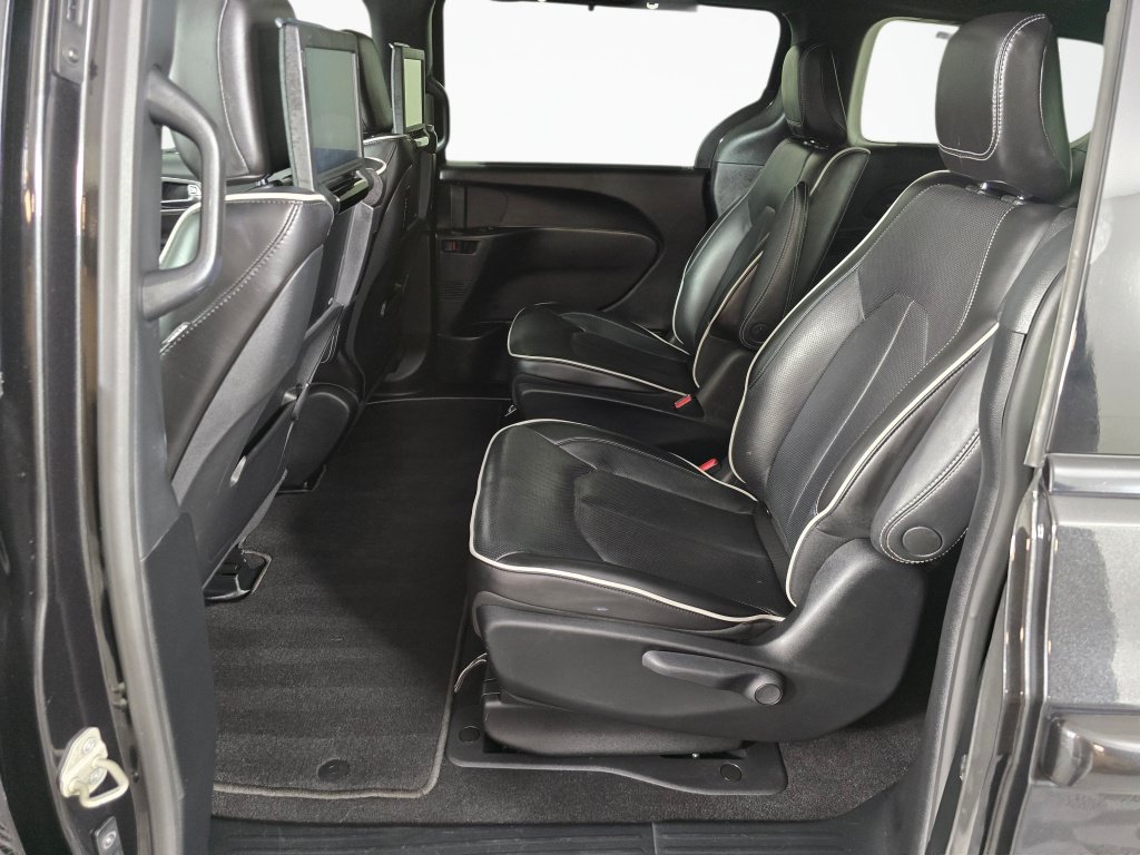 Used 2023 Chrysler Pacifica Limited w/ Uconnect Theater Family Group FWD image 36