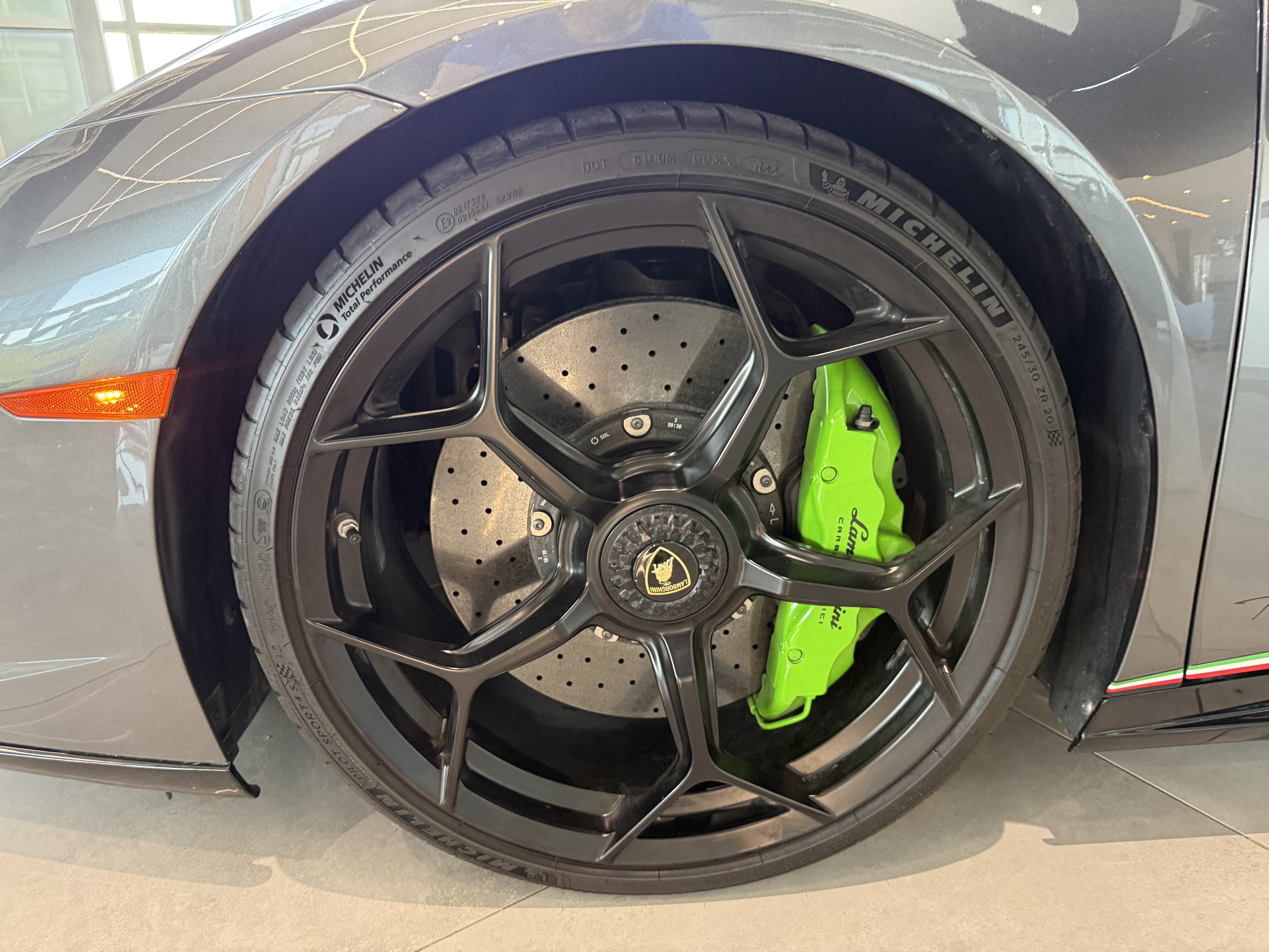 Used 2019 Lamborghini Huracan Performante AWD/4WD image 40