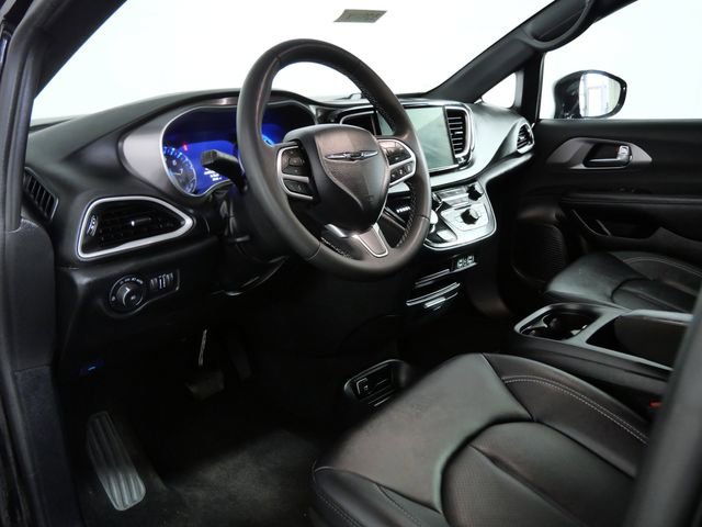 Used 2025 Chrysler Pacifica Select FWD image 16