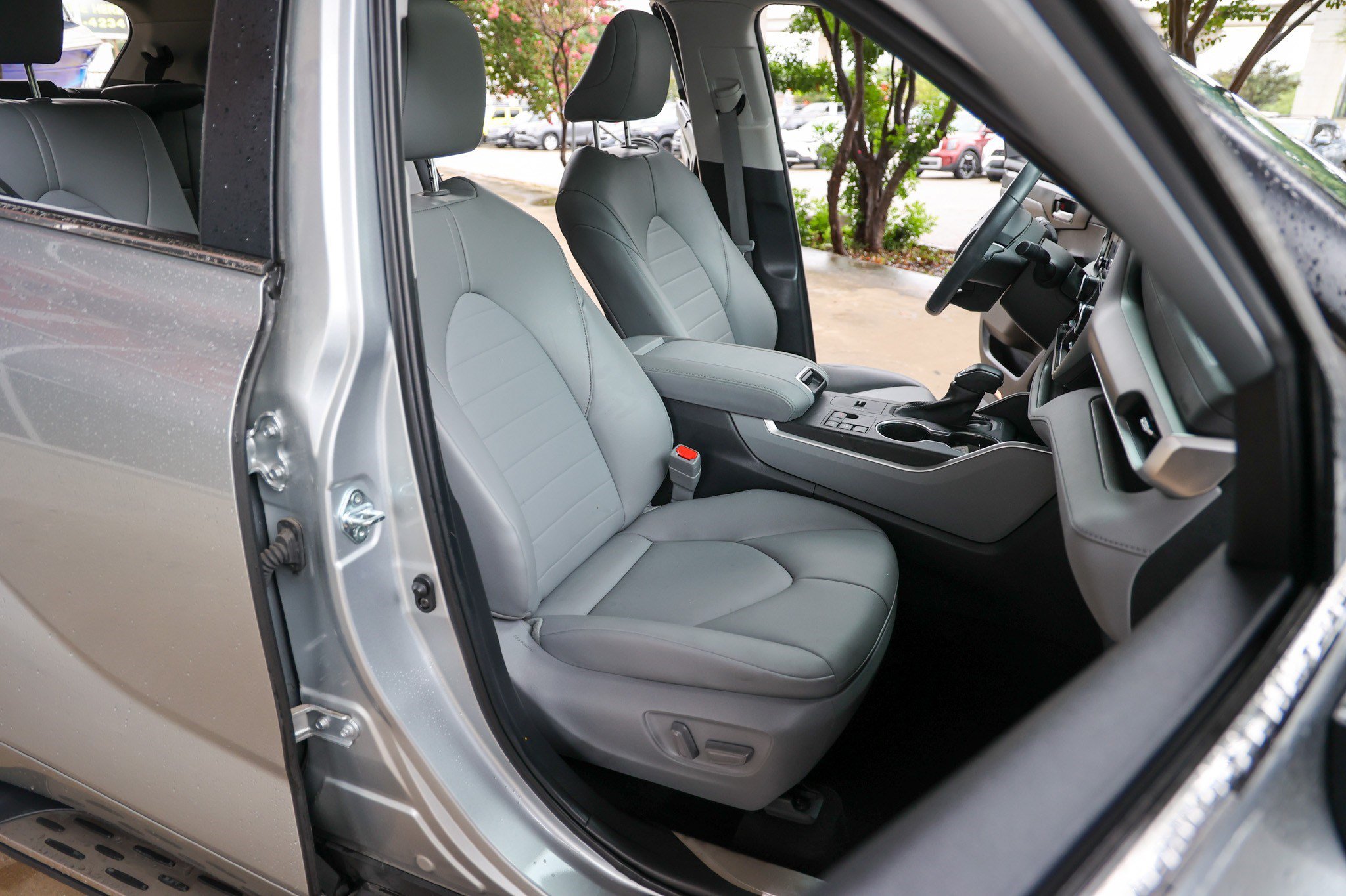 Used 2023 Toyota Highlander XLE FWD image 44