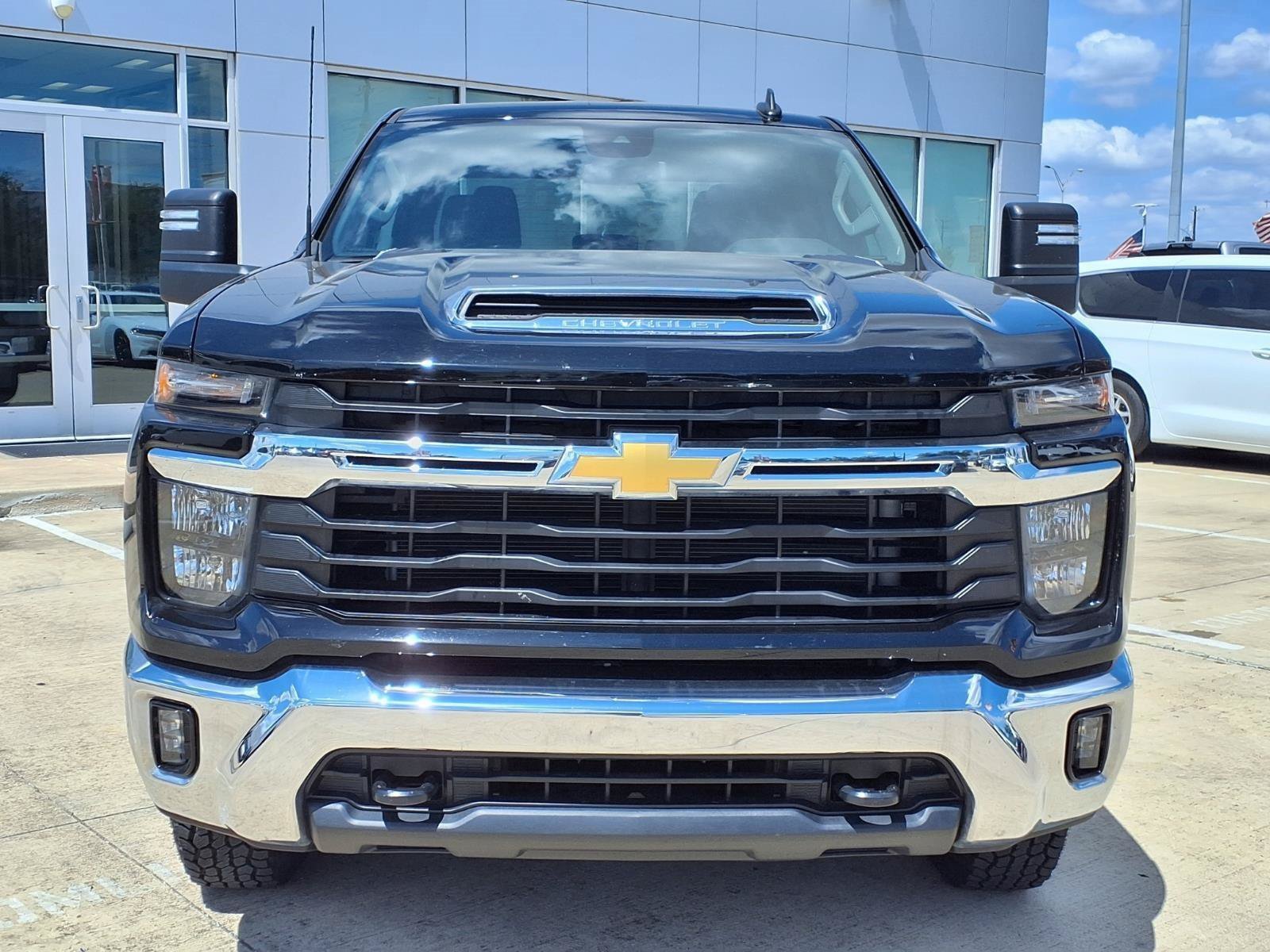 Used 2025 Chevrolet Silverado 2500 LT w/ Convenience Package AWD/4WD image 2