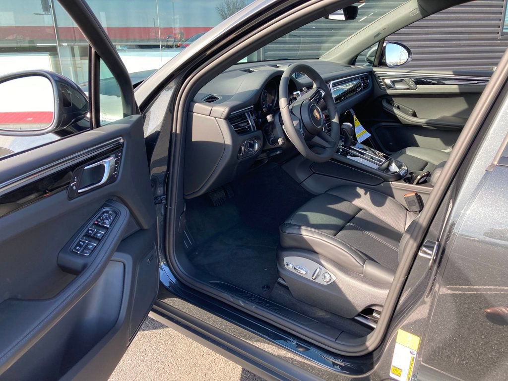 Certified 2025 Porsche Macan image 4