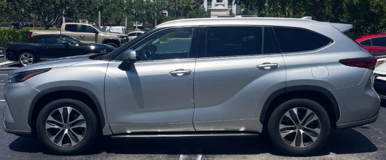 Used 2022 Toyota Highlander XLE FWD image 3