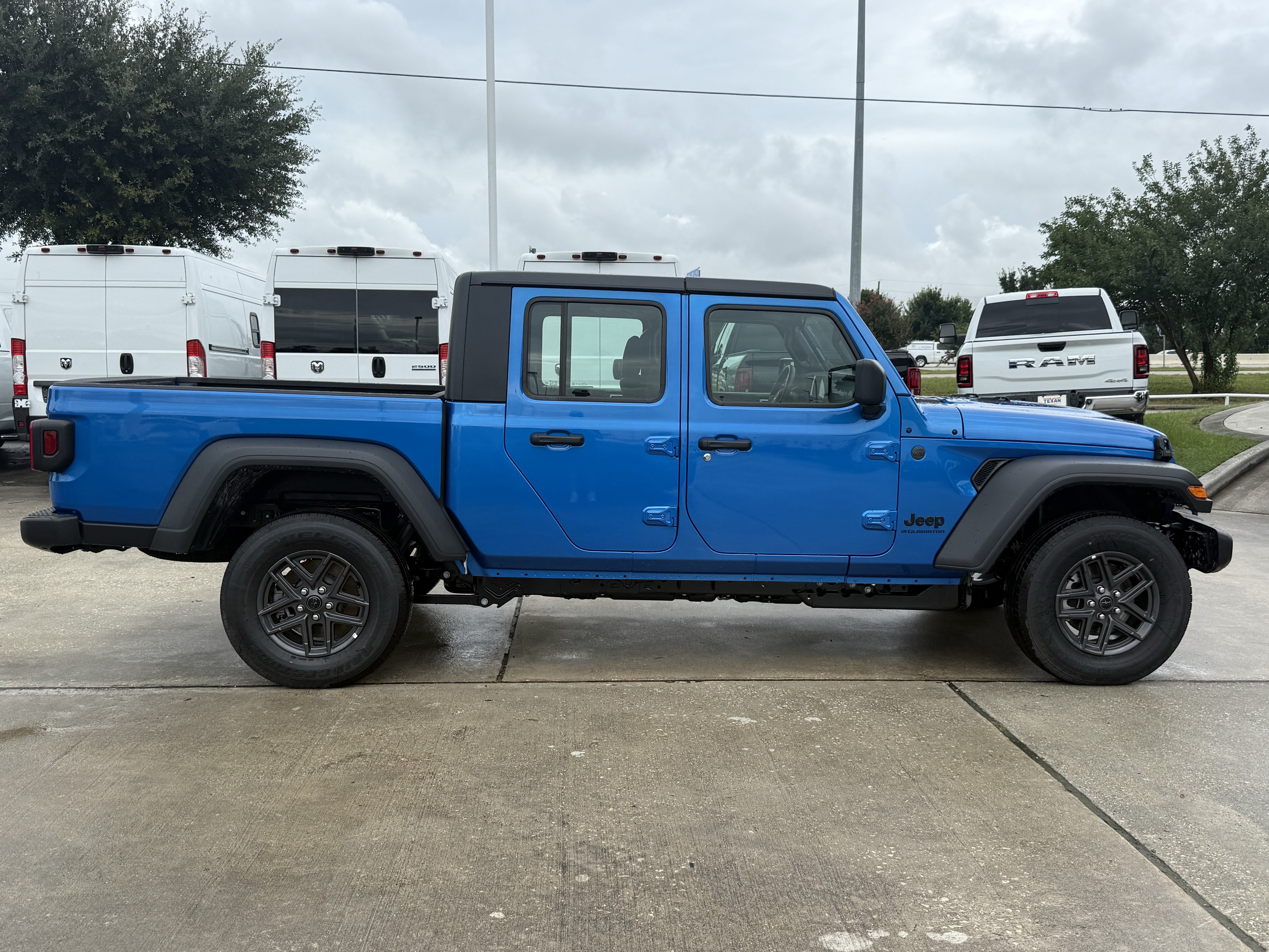 New 2026 Jeep Gladiator Sport AWD/4WD image 3