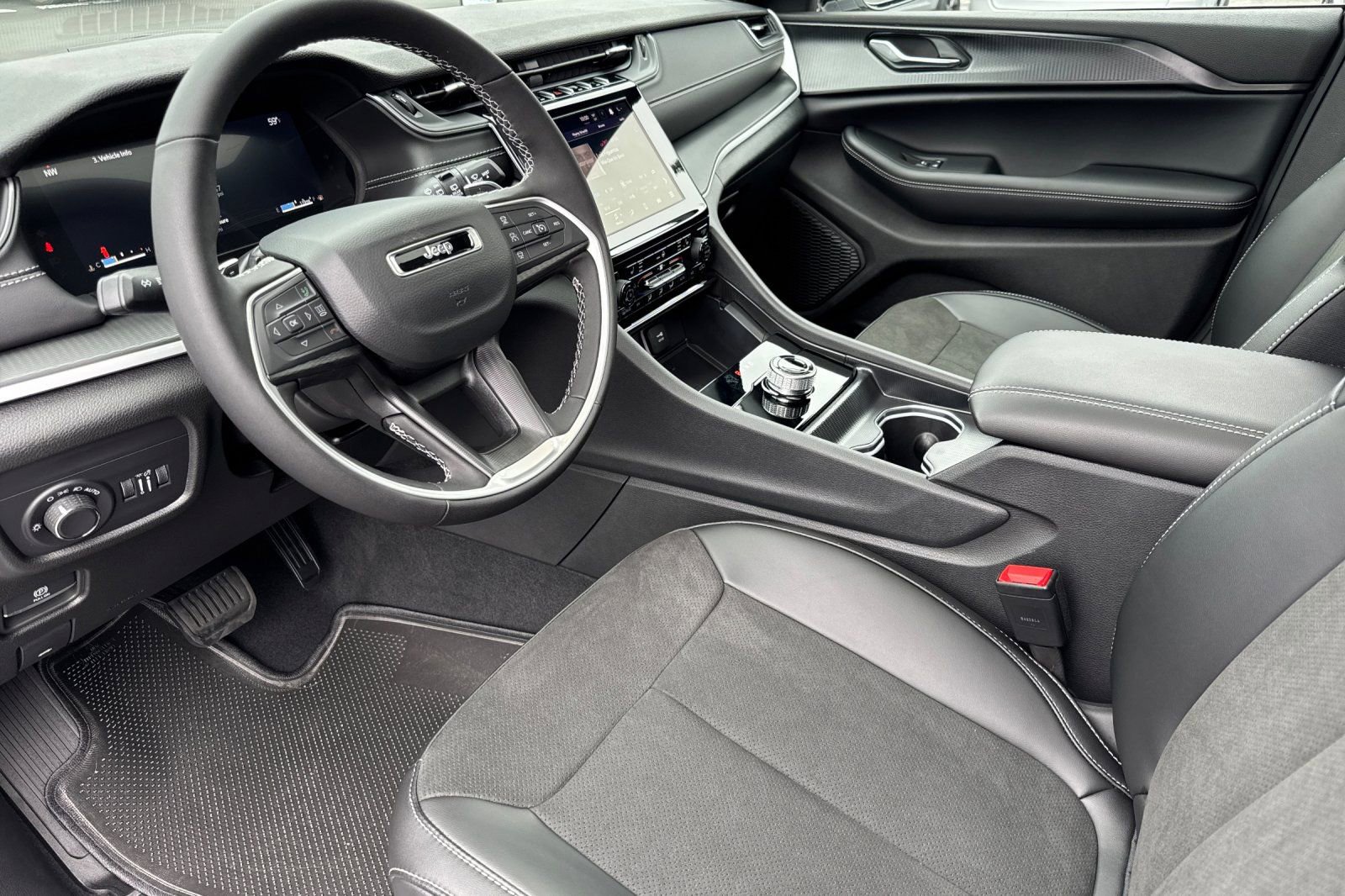 New 2025 Jeep Grand Cherokee Laredo image 12