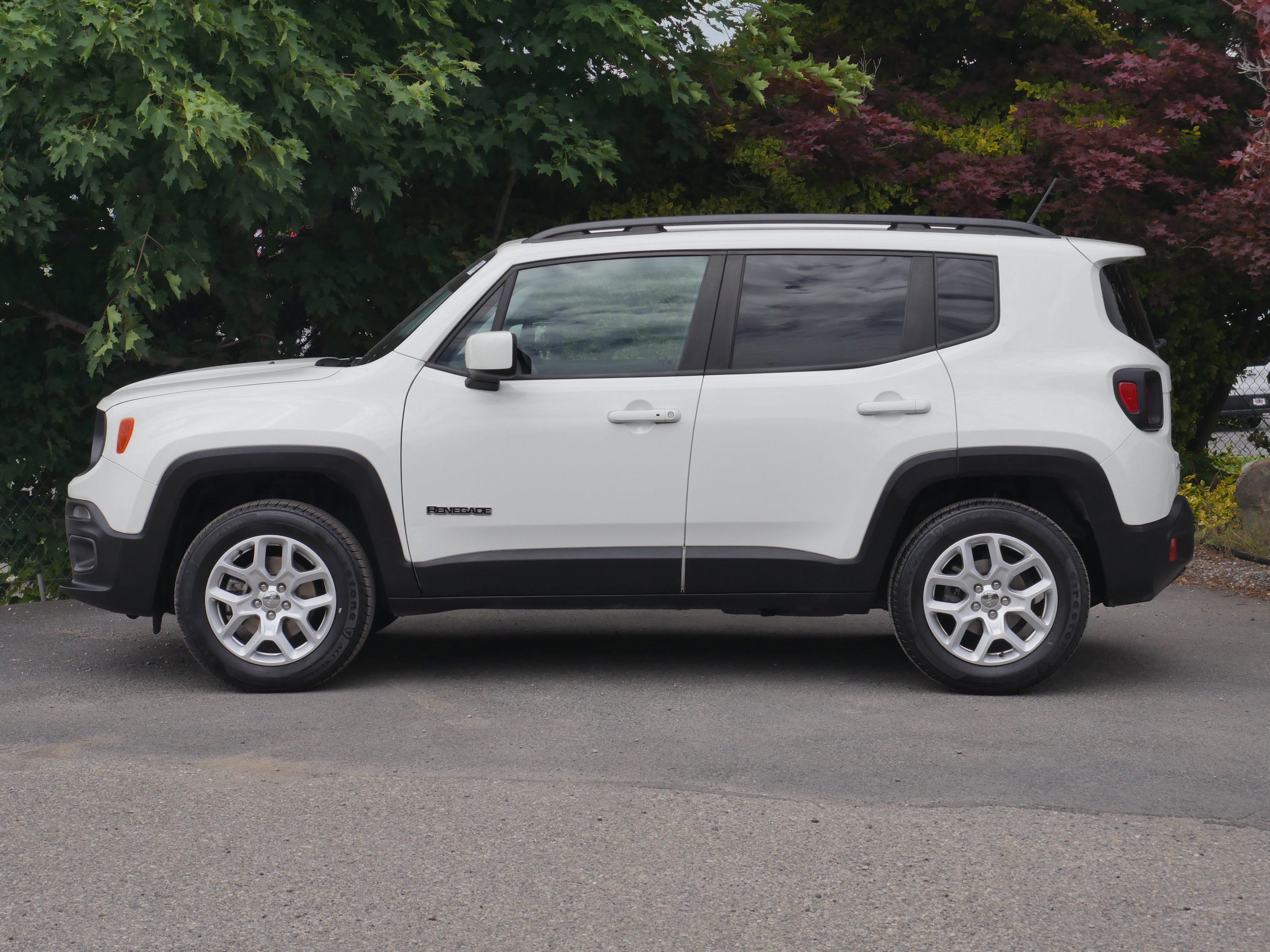 Used 2017 Jeep Renegade Latitude AWD/4WD image 15
