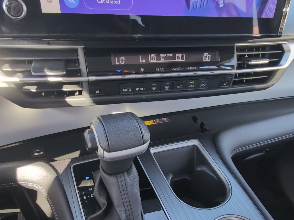 Used 2025 Toyota Sienna XLE FWD image 5
