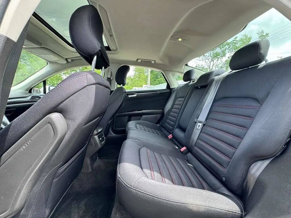 Used 2016 Ford Fusion SE FWD image 12