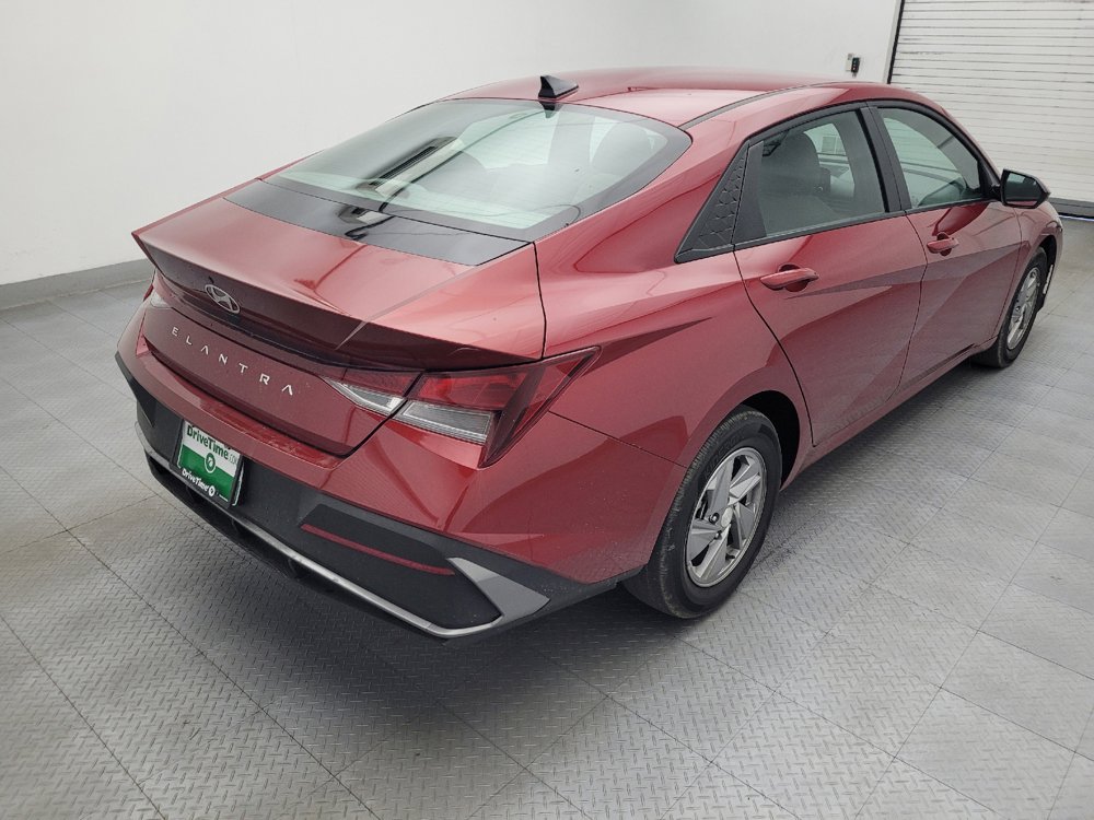 Used 2025 Hyundai Elantra SE FWD image 9