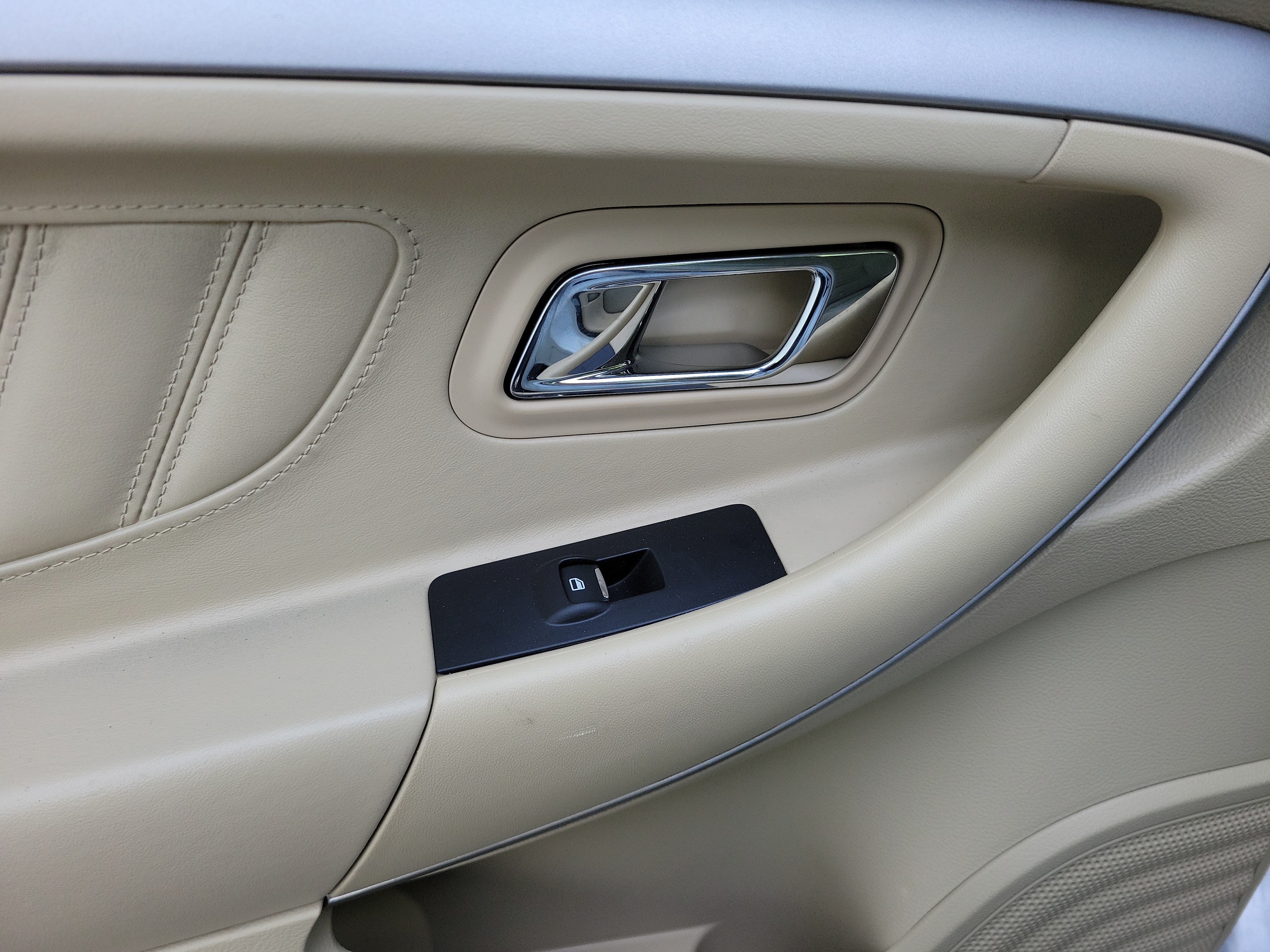 Used 2018 Ford Taurus SE FWD image 25