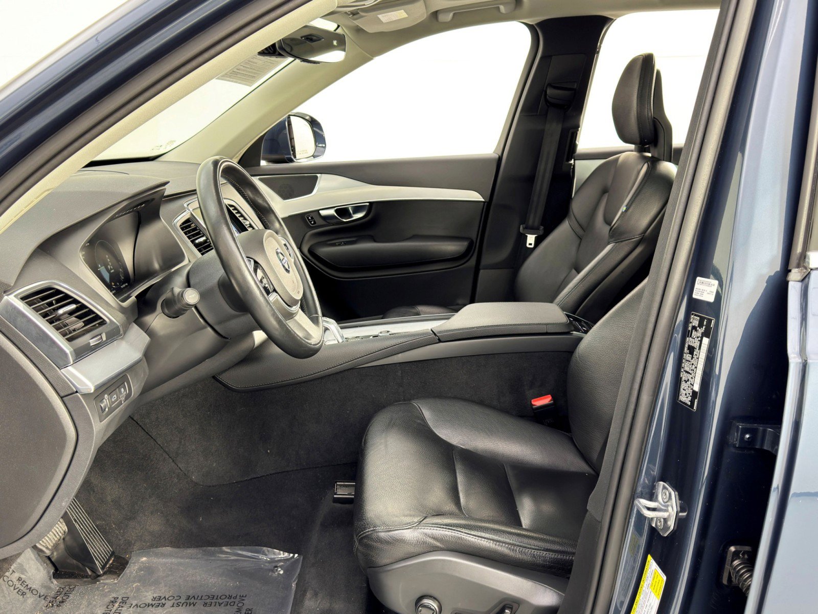 Used 2018 Volvo XC90 T8 Momentum w/ Convenience Package AWD/4WD image 16