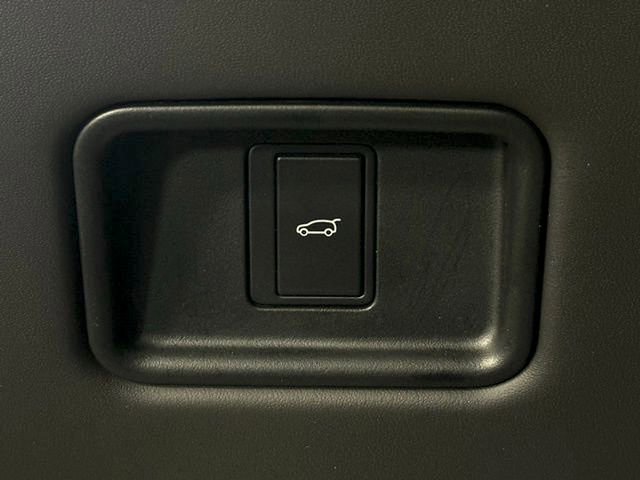 Certified 2025 Land Rover Range Rover SE image 40