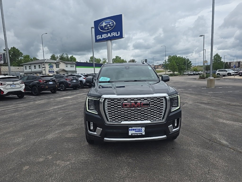 Used 2022 GMC Yukon Denali w/ Denali Premium Package image 3