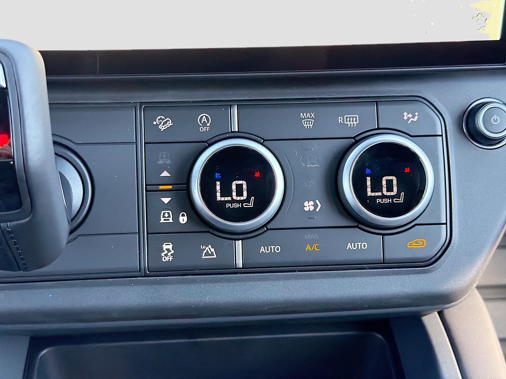 New 2026 Land Rover Defender 130 X-Dynamic SE image 36