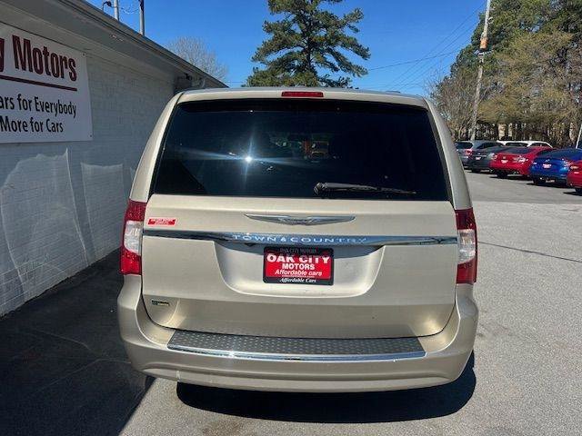 Used 2013 Chrysler Town & Country Touring image 6