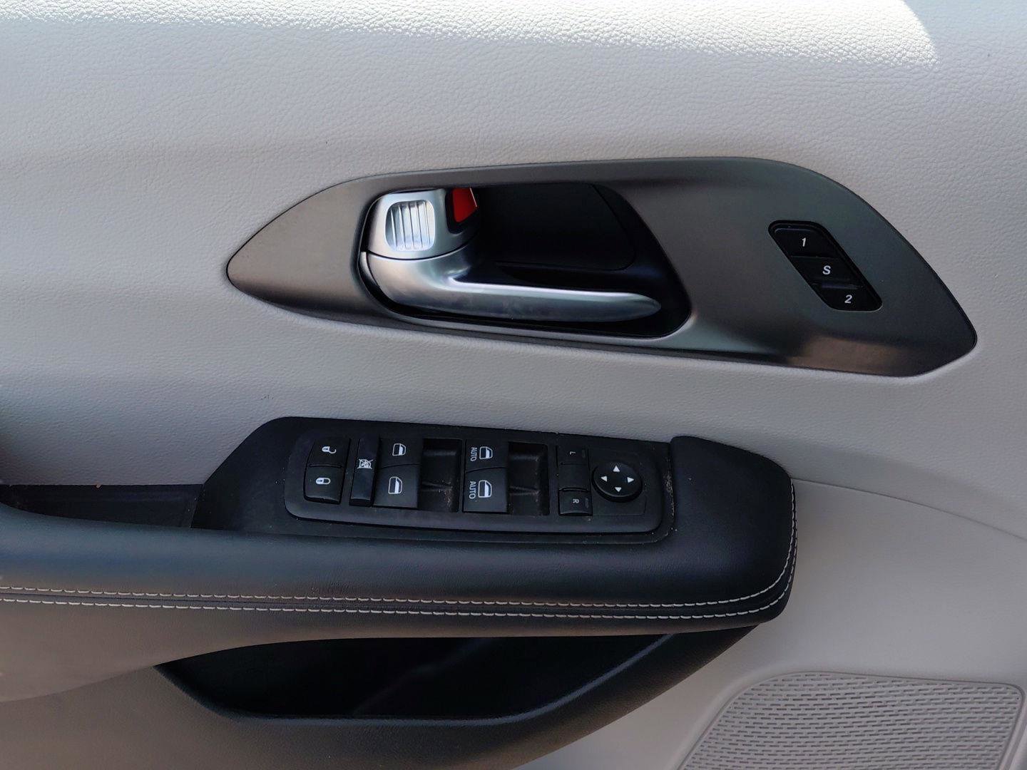 Used 2024 Chrysler Pacifica Touring-L AWD/4WD image 26
