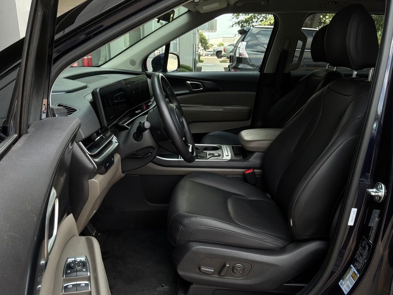 Used 2026 Kia Carnival FWD image 10