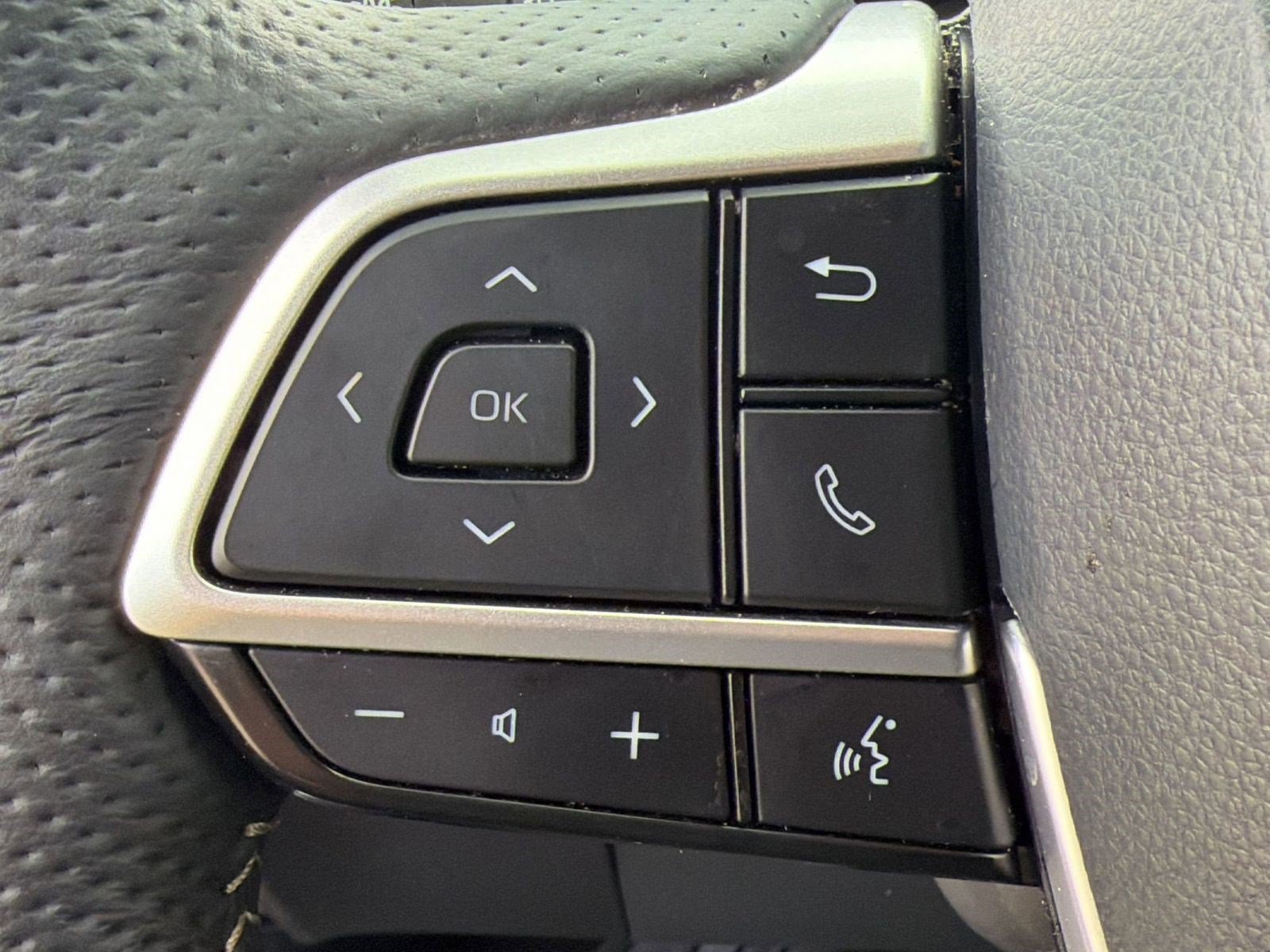 Used 2025 Toyota Sienna Platinum FWD image 16