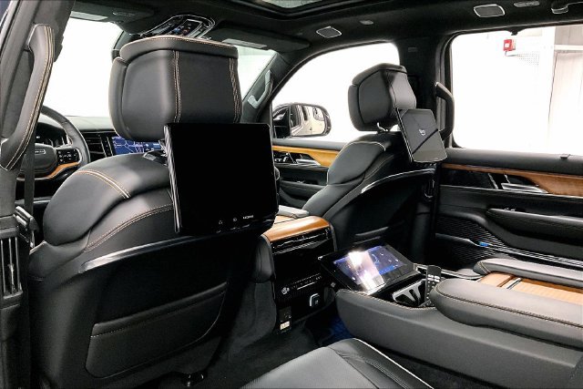 Used 2025 Jeep Grand Wagoneer L Series III w/ Rear-Seat Entertainment Group AWD/4WD image 33