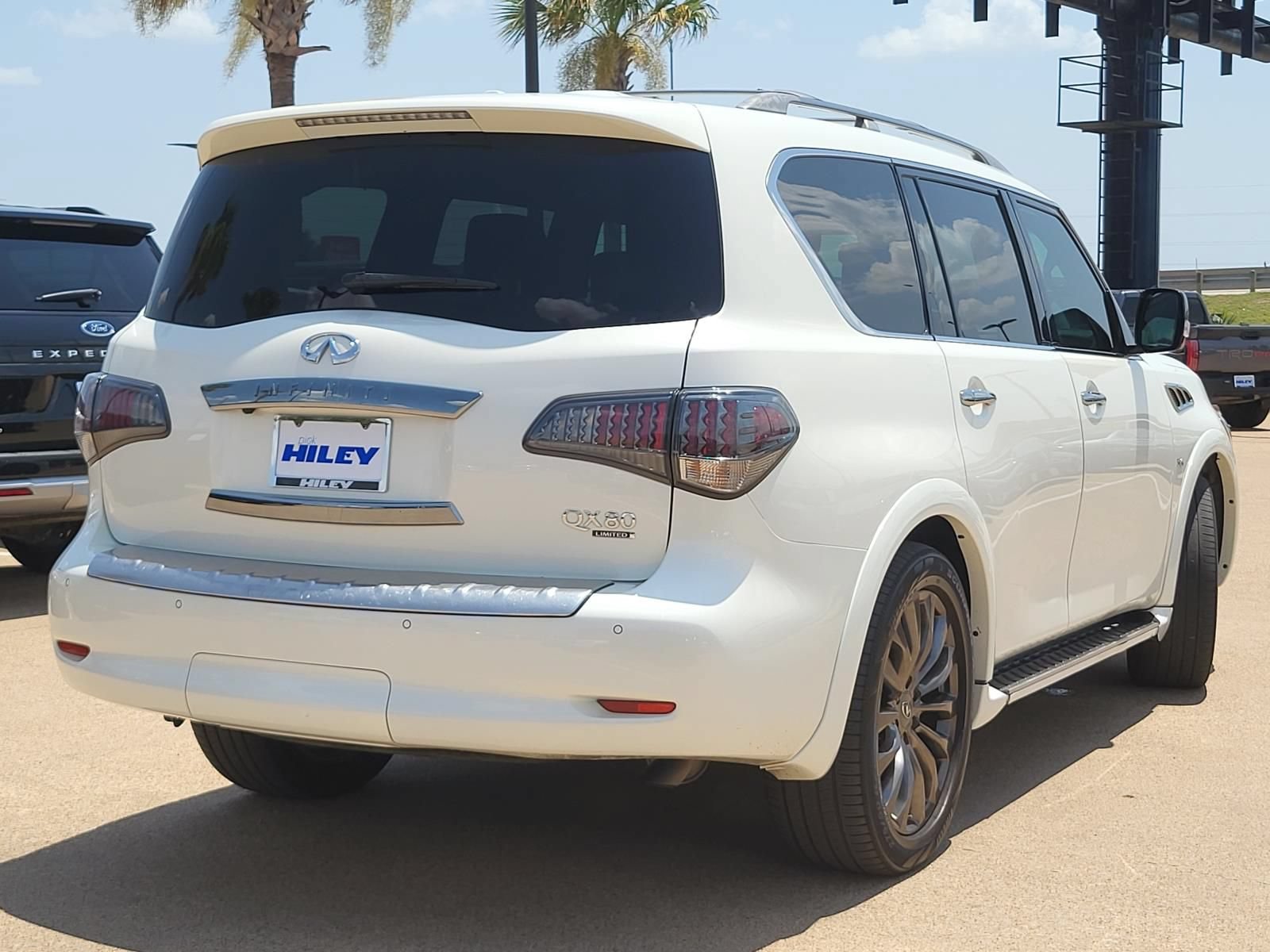Used 2015 INFINITI QX80 4WD w/ Limited Package image 4