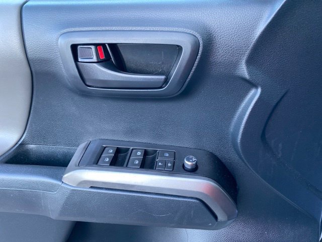 Used 2018 Toyota Tacoma SR5 AWD/4WD image 19