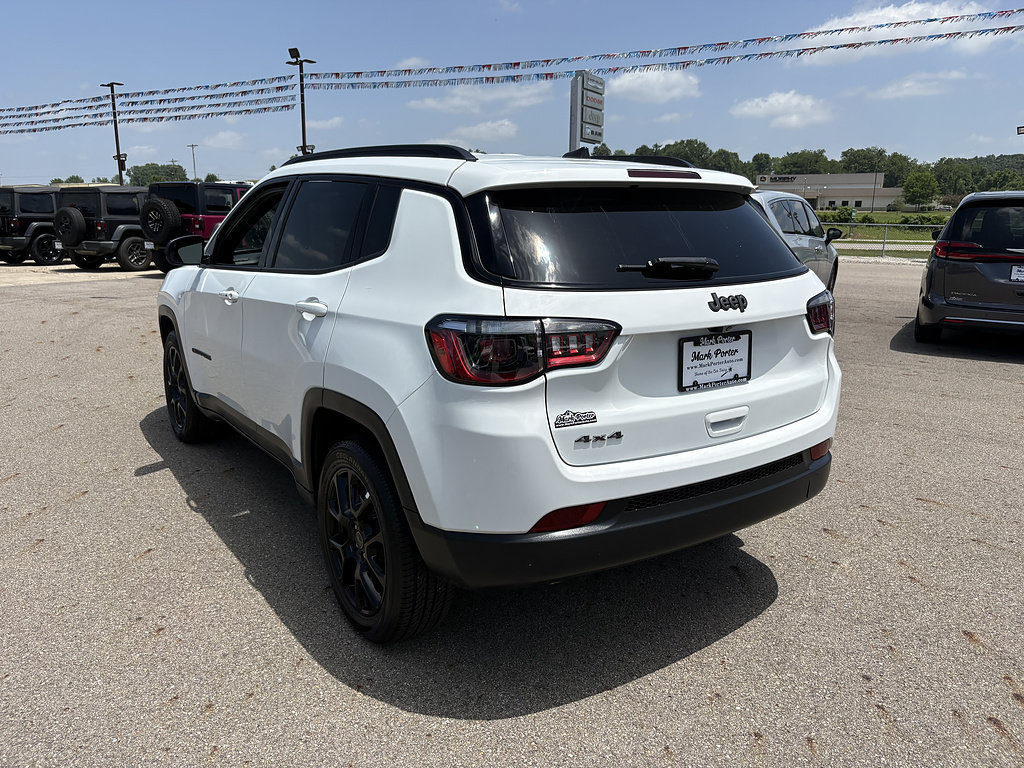 Used 2025 Jeep Compass Latitude w/ Convenience Group AWD/4WD image 3