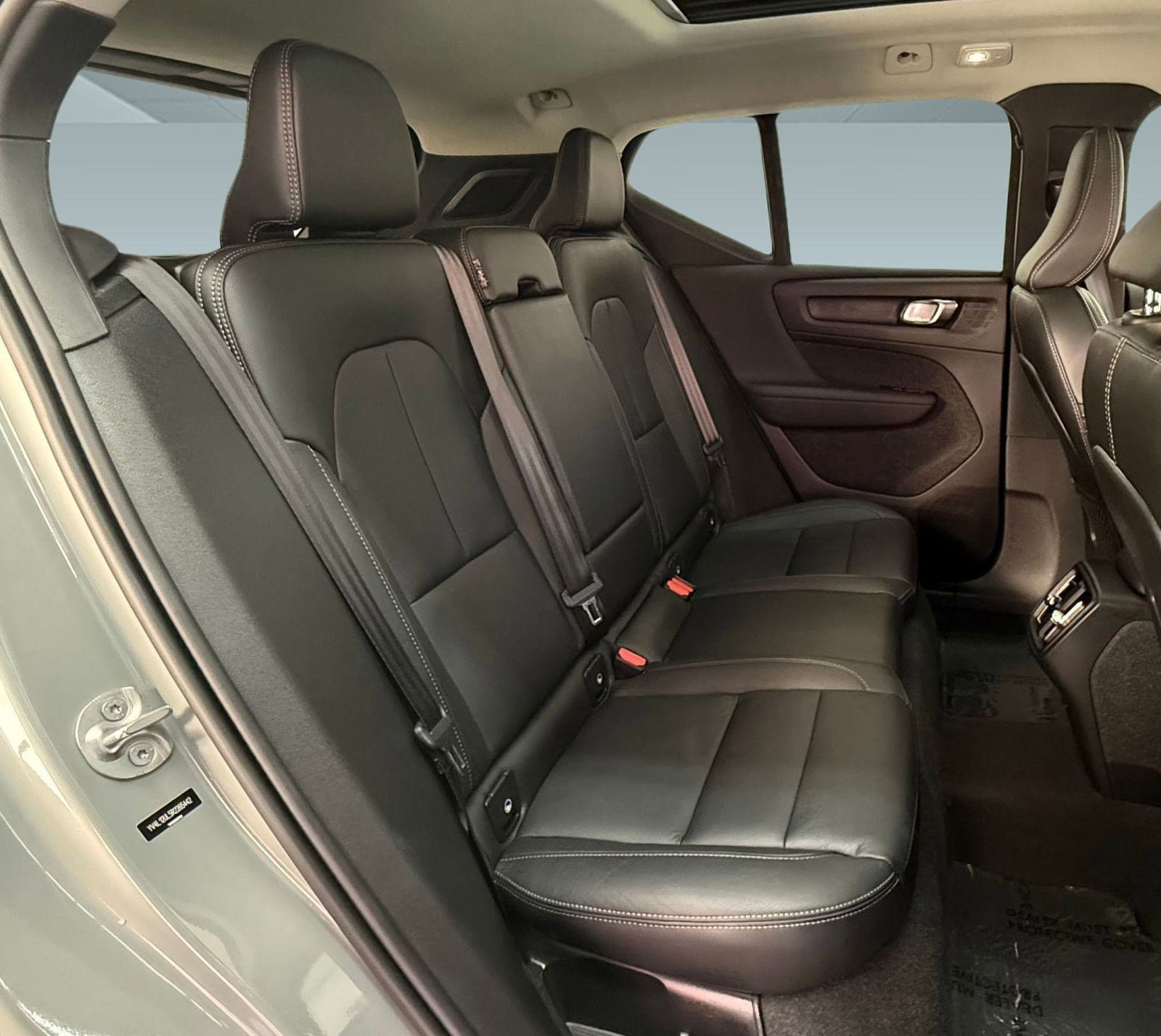 Used 2024 Volvo XC40 B5 Plus image 24