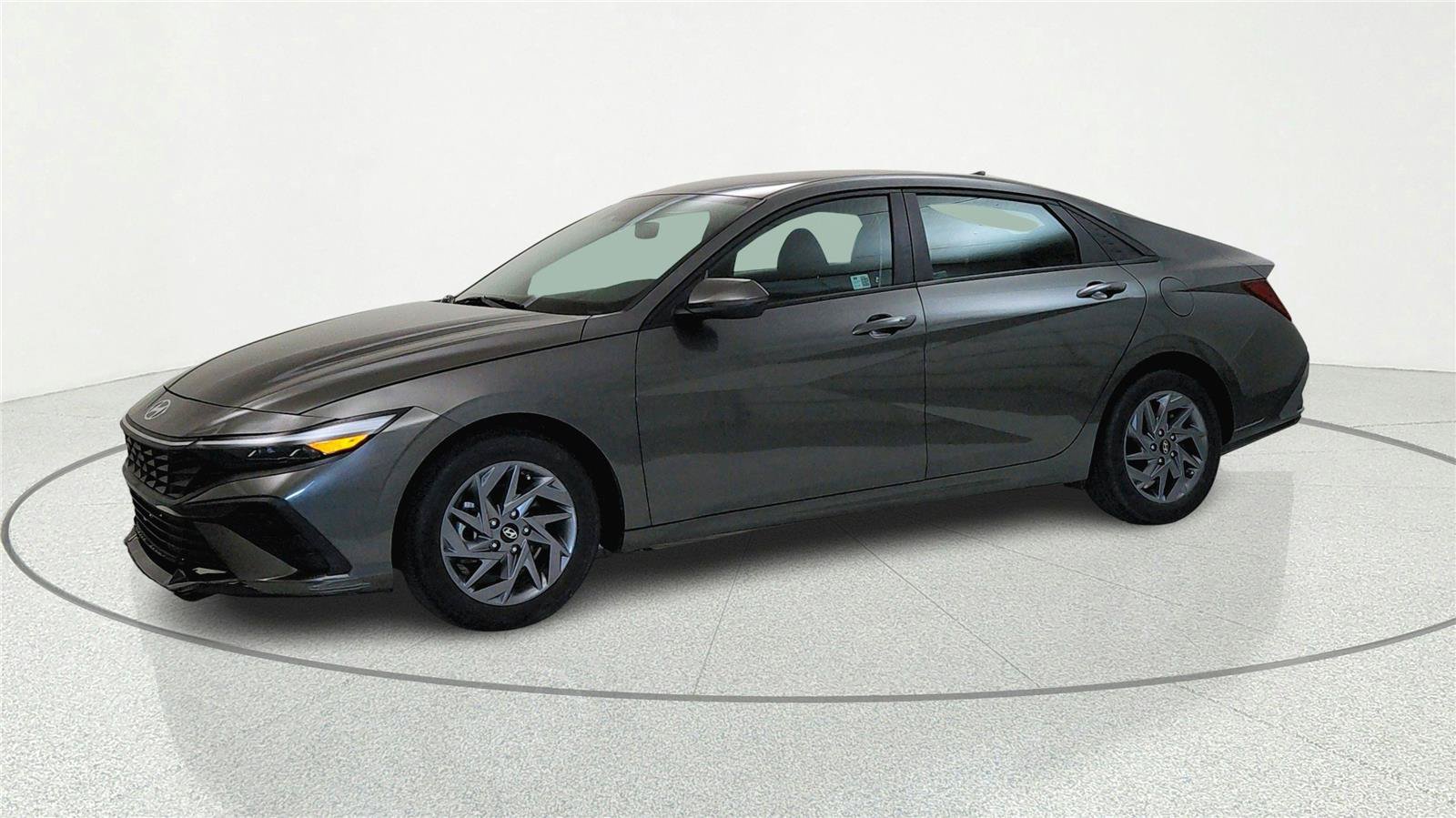 Used 2024 Hyundai Elantra SEL FWD image 2
