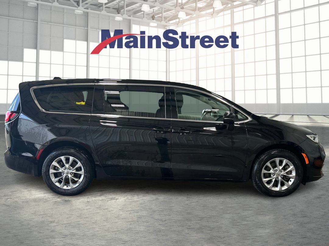 Used 2024 Chrysler Pacifica Touring-L AWD/4WD image 6