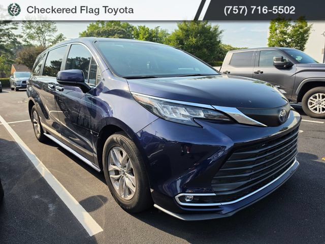 Used 2021 Toyota Sienna XLE w/ XLE Plus Package FWD image 3
