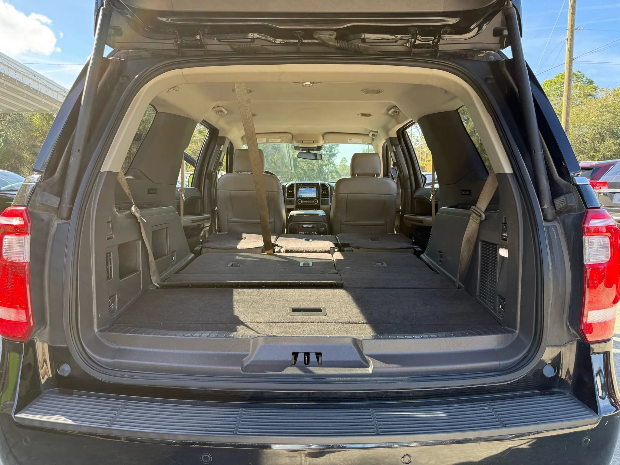 Used 2018 Ford Expedition XLT w/ Equipment Group 202A RWD image 15
