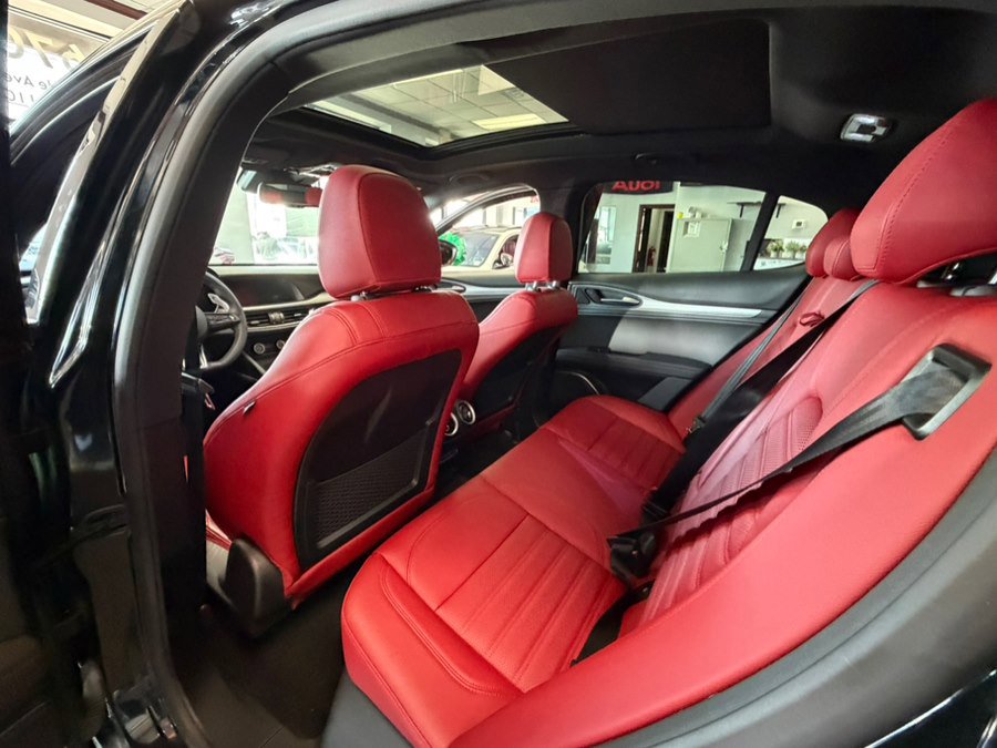 Used 2023 Alfa Romeo Stelvio Veloce AWD/4WD image 26