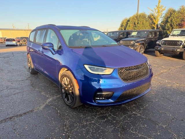Used 2021 Chrysler Pacifica Touring w/ Uconnect Theater Family Group FWD image 2