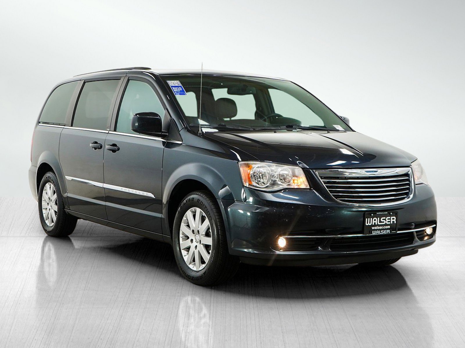 Used 2014 Chrysler Town & Country Touring FWD image 7
