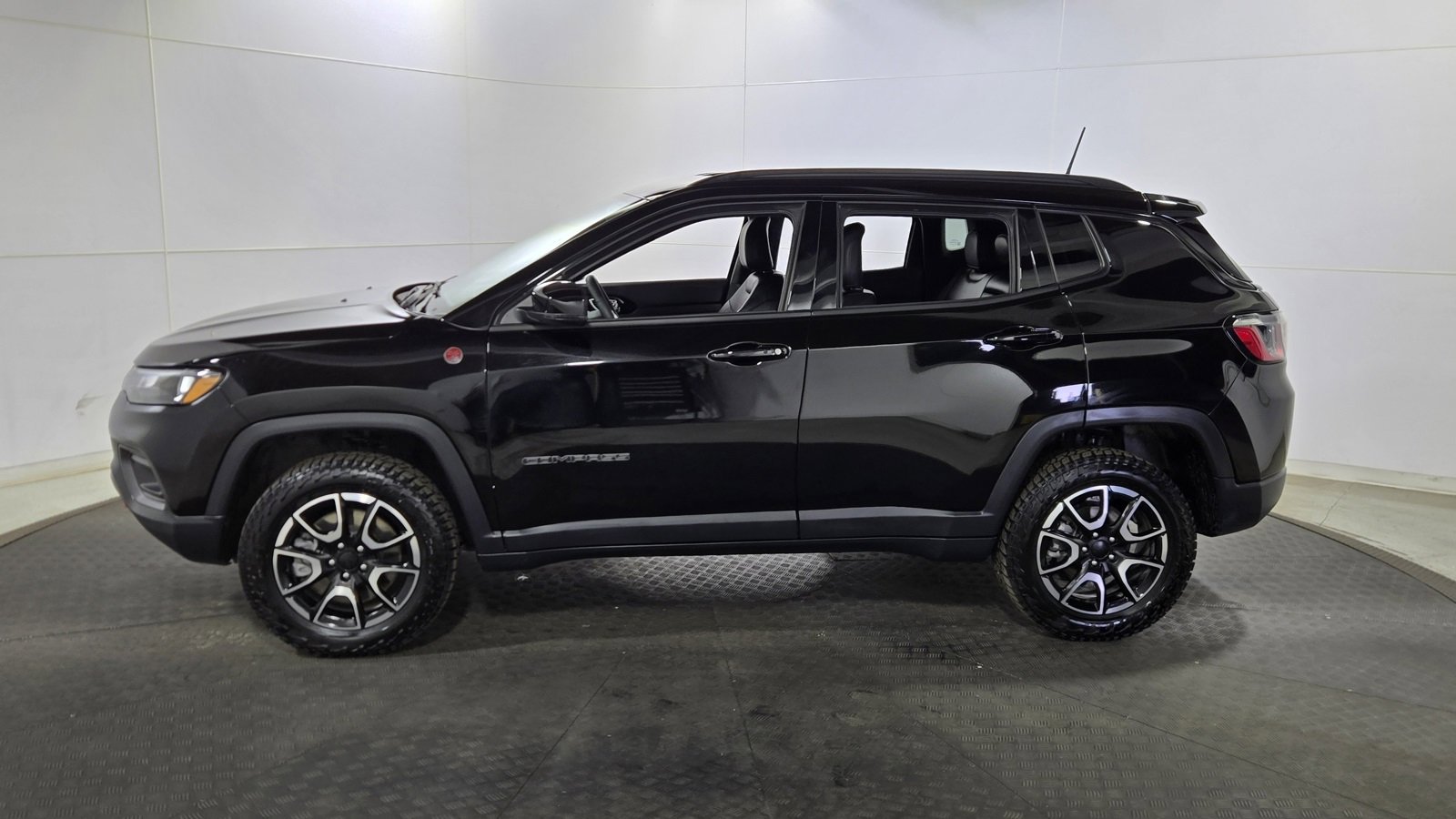 Used 2024 Jeep Compass Trailhawk image 4