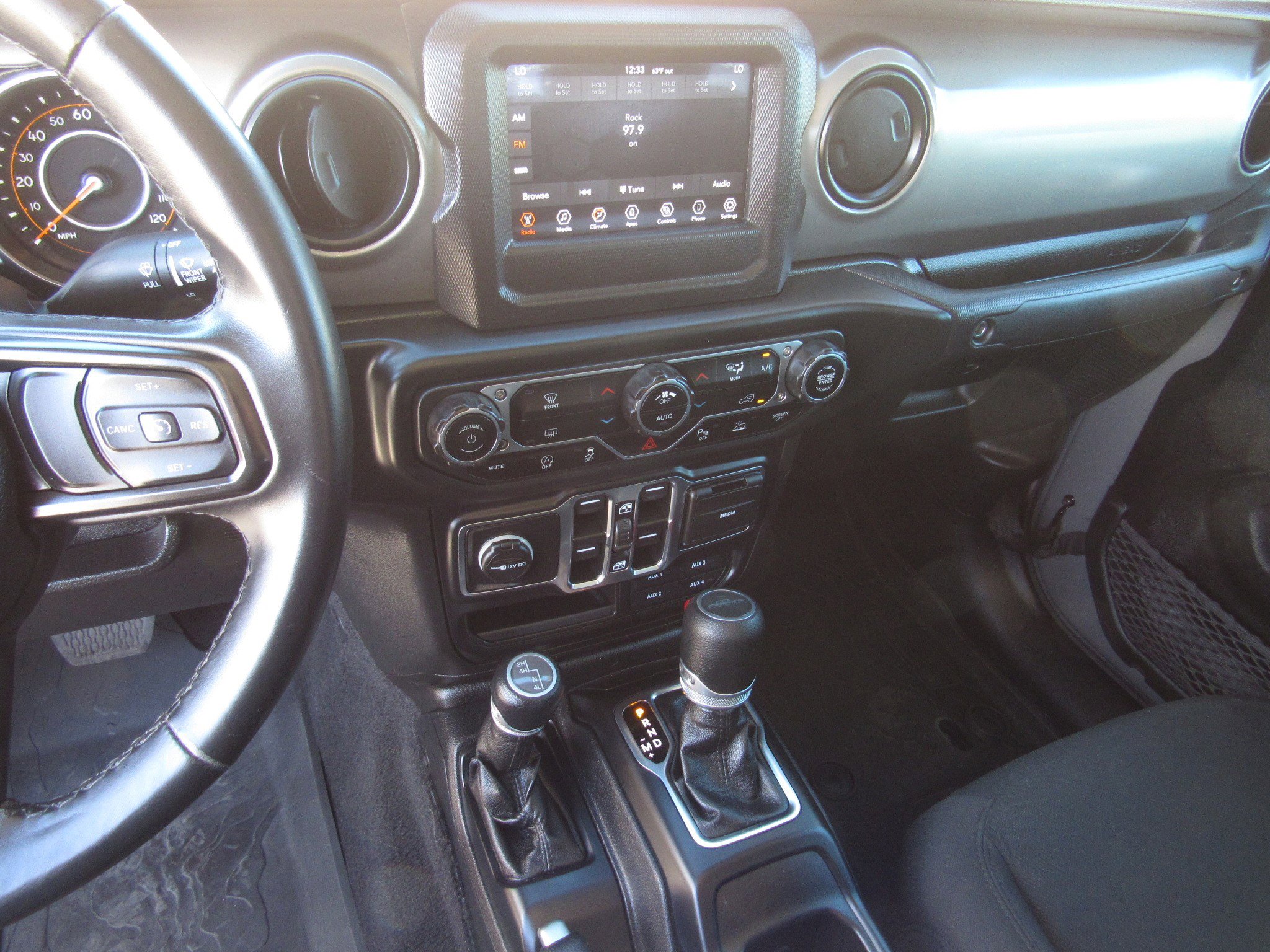 Used 2021 Jeep Gladiator Willys image 17