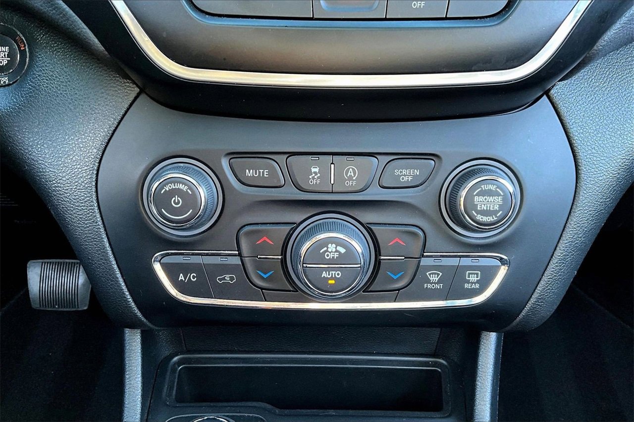 Certified 2022 Jeep Cherokee Latitude Lux w/ Sun & Sound Group image 17