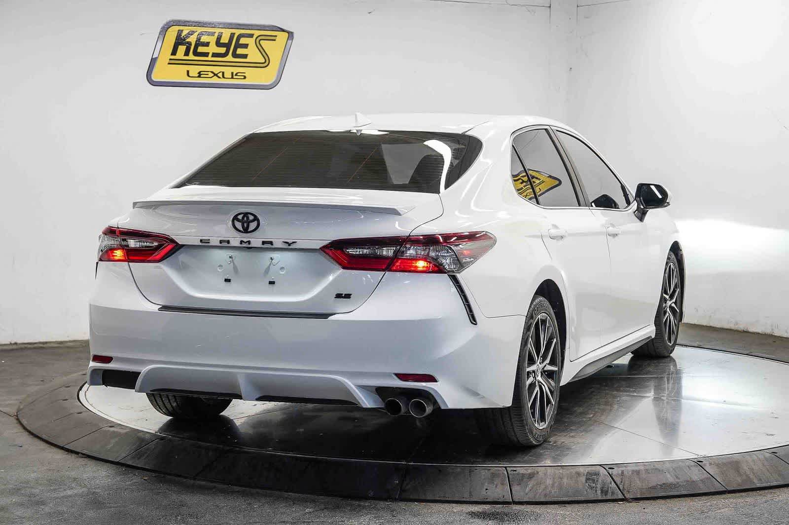 Used 2022 Toyota Camry SE w/ Convenience Package FWD image 4