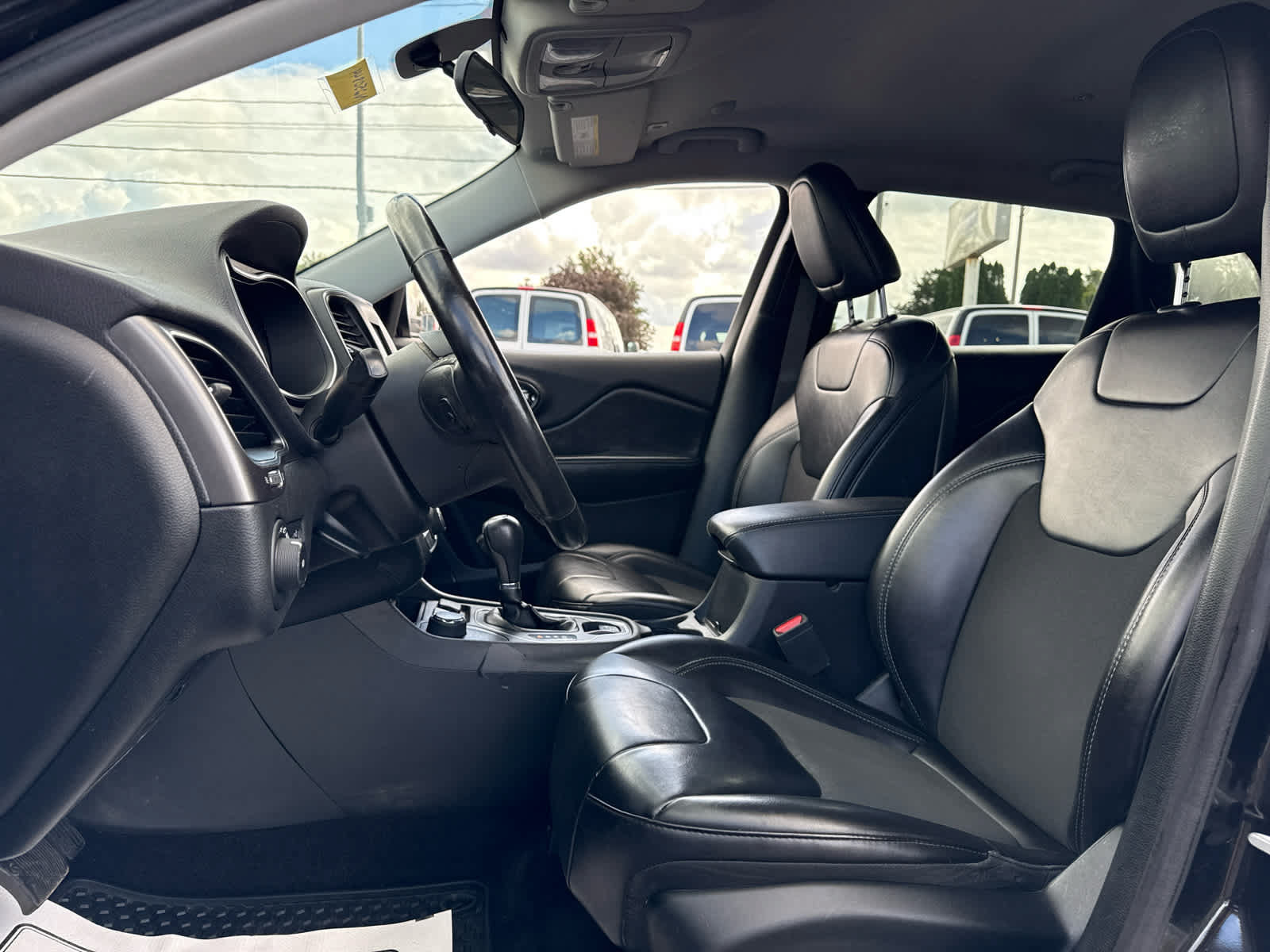 Used 2019 Jeep Cherokee Latitude Plus w/ Cold Weather Group AWD/4WD image 11